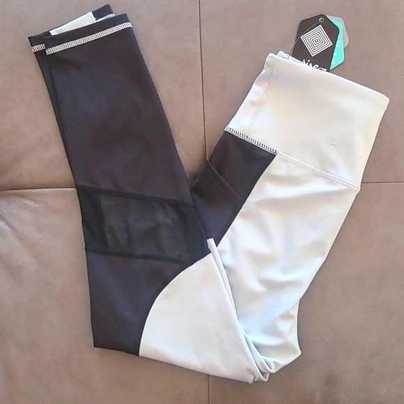 NWT LulaRoe Fearless Crop Fitness Leggings Size XS - Picture 2 of 6